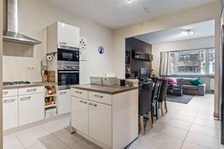 Dit verzorgd en instapklaar appartement combineert comfort, licht en een praktische indeling, ideaal voor alleenstaanden, koppels of...