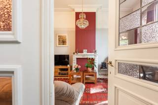 Sommige woningen horen zo bij hun omgeving dat je ze er bijna niet los van kan zien. Villa Morgenlied aan de Bist is er zo één.<br /><br />Deze karaktervolle villa werd aan het begin van de 20ste eeuw gebouwd als buitenverblijf van Pierre De Wijngaerd, toenmalig eigenaar van de Criée Central in Antwerpen. Vandaag is de woning opgenomen in de inventaris van het bouwkundig erfgoed. En wie ervoor staat, begrijpt meteen waarom.<br /><br />De statige bakstenen gevel, hoge plafonds, moulures en authentieke schouwen geven de woning die typische charme waar Mariaburg om bekendstaat. Binnen zorgen de royale ruimtes tegelijk voor heel wat mogelijkheden om er opnieuw een thuis van te maken die helemaal bij deze tijd past.<br /><br />Op het gelijkvloers vind je een ruime inkomhal, een sfeervolle leefruimte en aansluitende eetkamer. Achteraan trekt de lichtrijke glazen veranda meteen de aandacht. Een fijne plek die uitkijkt over de groene tuin en binnen en buiten mooi met elkaar verbindt. Verder zijn er een keuken, apart toilet in combinatie met een praktische wasberging.<br /><br />Op de eerste verdieping bevinden zich twee ruime slaapkamers en een badkamer. De tweede verdieping telt nog twee volwaardige kamers, een nachthal met lavabo en extra bergruimte. Ook een kelder is aanwezig.<br /><br />Rondom de villa ligt een ruime, groene tuin die zorgt voor rust en privacy. De oprit, carport en het tuinhuis maken het geheel praktisch compleet.<br /><br />De woning werd doorheen de jaren verzorgd, maar vraagt vandaag om een nieuwe eigenaar die haar verder wil moderniseren. Niet door haar karakter weg te werken, maar net door het opnieuw tot zijn recht te laten komen.<br /><br />Villa Morgenlied is geen dertien-in-een-dozijnwoning. Het is een huis met geschiedenis, ruimte en groen, op een plek die onlosmakelijk verbonden is met het karakter van Mariaburg.