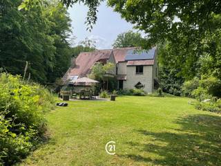 Welkom bij deze bijzondere woning gelegen in het groene Lettelingen (Bois de Strioux) op het einde van doodlopend straatje. Dit is een vorstelijk familiehuis met vier slaapkamers en 2 badkamers, gebouwd op een royaal perceel van 4195 vierkante meter. Met een bewoonbare oppervlakte van 263 vierkante meter biedt deze woning voldoende ruimte voor een gezin dat op zoek is naar comfort en privacy. De woning is architectonisch interessant uitgevoerd en beschikt over moderne voorzieningen. Het eigentijdse design combineert elegantie met functionaliteit. Een grote living ruimte biedt de perfecte plek voor ontspanning en familiebijeenkomsten, terwijl de goed uitgeruste keuken met veel raamoppervlak aangenaam daglicht biedt. De openheid tussen de leefruimtes creëert een aangename woonsfeer. Vier slaapkamers geven voldoende mogelijkheden voor familiebehoefte, gastenverblijf of werkruimte. De woning beschikt over een praktische garage voor opberging . Een mooie tuin en bos ideaal voor buiten ontspannen of genieten van een maaltijd. Het terrein rondom is grotendeels bebost en uiterst waardevol vanuit ecologisch perspectief. Een machtig groen gordijn van oude bomen omgeeft het huis en creëert een serene, beschermde omgeving. Dit groene karakter biedt volledige privacy en een ontsnapping naar de natuur, terwijl u toch dicht genoeg bij alles blijft. De combinatie van ruimte, privacy, moderne faciliteiten en natuurlijke schoonheid maakt dit een werkelijk opvallend aanbod op de residentiële markt. Mogelijkheid om naastliggende bouwgrond aan te kopen op 47are49 aan 450000€. Epc C 238, 20 zonnepanelen, cv stoololie. Te bezoeken.