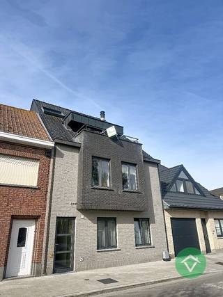 Appartement op het tweede en derde verdiep, bestaande uit: inkomhall - living met open keuken - berging - 1 slaapkamer met bureauruimte - wc - badkamer met lavabo/bad/aparte douche - 2 terrassen (voorkant app. 7,50 m² en achterkant app. 4 m²). <br /><br />De keuken is voorzien van: elektrisch fornuis, dampkap, vaatwas, frigo met diepvriesvak, microgolf combi-oven. Overal inbouwspots, de ruimten zijn voorzien van TV-distributie, internetaansluiting en surround-systeem. <br /><br />Centrale ligging te Koekelare (De Mokker) met alle mogelijkheden van openbaar vervoer en winkels zoals bakkerij/beenhouwerij/apotheek. <br /><br />Vrij vanaf 1/08/2026. Huurprijs 625 €/mnd (syndickosten inbegrepen).