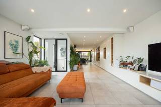 UNIEK: Instapklare woning met loftgevoel en gigantisch dakterras (73m²) op het Zuiden!<br /><br />Unieke kans voor wie houdt van comfort en licht, niet ver van de stad (op de grens Deurne/Schoten) en toch vlakbij verschillende groene zones.<br /><br />Geniet van uw privé dakterras van maar liefst 73m², perfect georiënteerd op het zuiden. <br />Dit zonovergoten terras sluit via grote schuiframen naadloos aan op de lichtrijke leefruimte. <br />Deze verdieping is het kloppende hart van het huis, uitgerust met airco, vloerverwarming en elektrische jaloezieën voor comfort in elk seizoen.<br /><br />De rechterzijde van deze leefruimte (15m lang!) bestaat uit één stuk uit moderne ingebouwde kasten die verschillende troeven bevatten: een barkast, een ingebouwd bureau en een geventileerde AV ruimte.<br /><br />De strakke, open leefkeuken is een droom voor elke hobbykok: voorzien van alle moderne toestellen en als kers op de taart een grote ingebouwde wijnkoelkast (178 fl)<br /><br />Deze woning is niet alleen mooi, maar ook slim en zuinig. Met 15 zonnepanelen en een conforme elektrische installatie blijven uw energiekosten verrassend laag. Het domoticasysteem laat u toe om verlichting, verwarming en meer vanop afstand te bedienen.<br /><br />Op de gelijkvloerse verdieping vindt u de rust. Een ruime masterbedroom (17m²) met een inbegrepen dressing en een prachtig vernieuwde badkamer (inloopdouche met regendouchekop, dubbele lavabo en aansluitingen voor was/droogkast).<br /><br />Op het tussenverdiep bevindt zich uiteindelijk een extra toilet en een technische ruimte.<br /><br />Uitbreiding? Er zijn reeds plannen (zie foto's) aanwezig om de woning verder uit te breiden met 3 kamers.<br /><br />Kort samengevat, de troeven:<br />•UNIEK: Gigantisch dakterras van 73m² (ZUID!)<br />•INSTAPKLAAR: Prachtig gerenoveerd met recente keuken en badkamer.<br />•ENERGIEZUINIG en 100% CONFORM<br />•MODERN COMFORT: Domotica, ventilatie (D), airco, vloerverwarming.<br />•POTENTIEEL: Plannen voor uitbreiding aanwezig.<br />•TOPLOCATIE: Op wandelafstand van park Bremweide &amp; Ertbrugge + vlotte verbinding met de Ring