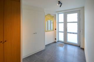 Deze subliem gerenoveerd woning is gelegen op de hoek van de Spoorwegstraat/Dronckaertstraat, op amper 4 min. rijden van het centrum van Lauwe...