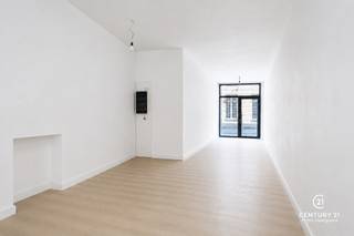 Retail/Office Space in a Prime Location in the Heart of Turnhout<br /><br />Just a stone’s throw from the Grote Markt in the bustling center of Turnhout, this excellently located retail or office space offers outstanding visibility and high foot traffic. Thanks to its central location, close to bus stops and within walking distance of the central station, this property is easily accessible for both customers and employees.<br /><br />The space is offered as a shell and can be fully finished to suit your own taste, style, and needs. This makes it perfectly suited for a wide range of uses, such as a retail store, office, practice space, showroom, or service-based business.<br /><br />At the rear, the property features a small courtyard, ideal as an outdoor space or for practical purposes. Additionally, there is a particularly spacious basement that can serve perfectly as a warehouse, archive, or extra storage space.<br /><br />A unique advantage is the option to purchase the spacious and luxurious triplex apartment located above. This allows you to effortlessly create the ideal combination of living and working in one prime location—a rare opportunity in the center of Turnhout.<br /><br />Are you looking for a commercial property or office space with an excellent location, numerous possibilities, and exceptional future potential? Then schedule a viewing today and discover for yourself the many possibilities this property has to offer.