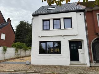 <p>VOLLEDIG GERENOVEERDE HALFOPEN BEBOUWING AAN 2%</p><p>✨ Op zoek naar een instapklare woning met modern comfort? Ontdek deze volledig gerenoveerde halfopen bebouwing in Zichem!</p><p>🏠 Indeling van de woning:</p><p>- Gezellige woonkamer<br />- Praktische moderne keuken<br />- Berging<br />- Kelder<br />- Inkomhal met aparte toilet<br />- 3 slaapkamers<br />- Badkamer<br />- Warmtepomp van Vaillant<br />- Vloerverwarming<br />- Oplaadpunt laadpaal<br />- Tuin + terras</p><p>Volledig gerenoveerde woning<br />🔑 De woning is klaar voor nieuwe bewoners en biedt een comfortabele thuis voor gezinnen, koppels of wie op zoek is naar een instapklare woning.</p><p>📍 Ligging: Zichem</p><p>🤝 Rechtstreeks te koop van de bouwheer!</p><p>Geen tussenkomst van makelaars<br />Rechtstreeks contact met de bouwheer<br />📩 Interesse? Neem gerust contact op voor meer informatie of om een bezoek in te plannen.</p><p>🏠 Ontdek uw nieuwe thuis in Zichem!</p>