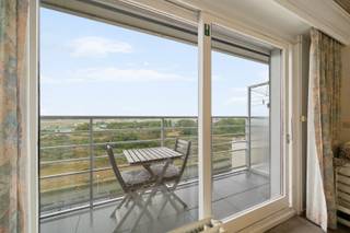 Ontdek deze compacte en lichte studio (36 m²) met een adembenemend uitzicht op de duinen en een gunstige EPC-score A, ideaal voor een zorgeloos verblijf aan de kust. De slimme indeling met ingebouwde meubels zoals een opklapbed en stapelbedden zorgt voor een optimaal ruimtegebruik, perfect voor een gezin of als rendabele investering. Geniet van de frisse zeelucht op het zonnige terras, direct bereikbaar vanuit de leefruimte. Bovendien is er de mogelijkheid tot aankoop van een handige parkeerplaats met ruime berging in de ondergrondse garage, een absolute troef aan de kust! Mis deze unieke kans niet om te investeren in uw plekje aan zee.<br /><br />Kenmerken:<br />Lichtrijke woonkamer met open keuken<br />Panoramisch uitzicht op de duinen en het hinterland<br />Zwembad in de residentie<br />Zonnig terras<br />Slimme ruimte-indeling met ingebouwde slaapoplossingen (opklapbed, stapelbed)<br />Efficiënte keuken en badkamer met ligbad