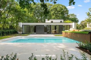<p><span>Op een uiterst residentiële locatie te Bonheiden bevindt zich deze luxueus afgewerkte villa gunstig gelegen op een perceel van 1.645 m². Deze knappe woonst situeert zich in een groene, residentiële omgeving en ligt bovendien op wandelafstand van het Imelda ziekenhuis en natuurgebieden Mispeldonk en Cassenbroek. De villa is voorzien van alle moderne comfort en high-end afgewerkt met heel wat maatwerk. Energiezuinigheid (EPC-label A+) is gegarandeerd dankzij zonnepanelen, thuisbatterij, warmptepomp en vloerverwarming. Verder is er ook airco, een alarminstallatie en domotica.</span></p><p><span>We komen binnen via de lichtrijke inkomhal met apart gastentoilet en ruime technische berging/inpandige fietsenstalling. Een zeer royale woonruimte geniet een volledig panoramisch zicht op de tuin met zwembad. De moderne keuken is volledig geïnstalleerd en ingericht met Miele-toestellen. Verder tref je een doordachte indeling met op het gelijkvloers 3 slaapkamers en 2 badkamers, waarvan een masterbedroom met naastliggend badkamer. Een kantoorruimte kan eventueel ingericht worden als vierde slaapkamer. Een functionele bijkeuken/wasplaats maakt het geheel compleet. Via de trap kan men naar een multifunctionele ruimte op de 1e verdieping (42m² + terras). Dit kan worden aangewend als thuiswerk kantoor, praktijkruimte, extra slaapkamer met dressing/badkamer en/of fitnessruimte.</span></p><p><span>Overal geniet u van veel lichtinval door de grote raampartijen maar hoeft u op geen enkel moment in te boeten op privacy. Buiten nodigt het gevel brede terras uit tot lange avonden met zicht op een volledig aangelegde tuin met verwarmd zwembad. Aan de leefkeuken, is er nog een extra zuidwest georiënteerd terras. Verder is er een carport aanwezig voor 2 wagens (met mogelijkheid tot elektrisch laden) en biedt de lange oprijlaan parkeergelegenheid voor meerdere wagens.</span></p><p><span>Kom de troeven van dit unieke pand ter plaatse ontdekken en maak een afspraak: 015/755 444 of info@immovercammen.be </span></p><p><span> </span></p>