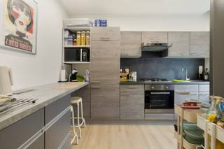 Een super gezellige stadswoning nabij het centrum van Kortrijk....<br /><br />We komen binnen in de hal en vinden vooraan de vernieuwde keuken die volledig is ingericht. De living is super gezellig met oa de gashaard en zeer lichtrijk door de grote koepel. Van hieruit kunnen we ook naar de gezellige stadstuin. <br />Op het gelijkvloers vinden we verder nog de gerenoveerde badkamer met dubbel lovabomeubel, toilet en inloopdouche. <br />Op de eerste verdieping vinden we 2 ruime slaapkamers. De 2e verdieping werd recent volledig vernieuwd en bevindt zich onder het dak. Een zeer ruime en leuke kamer met eigen lavabo en toilet!<br />Er is eveneens een zeer handige kelder aanwezig! <br /><br />Verwarming op gas. <br />Overal ramen met dubbele beglazing. <br />De voorbije jaren werden een heel aantal renovaties uitgevoerd (keuken, badkamer, elektrische installatie,....). Tevens werd het dak volledig vernieuwd, super geïsoleerd en langs de binnenkant afgewerkt tot een prachtige slaapkamer. <br />Er is een keuring van een conforme elektrische installatie en geen renovatieplicht! <br /><br />Een instapklare woning op een zeer goed ligging met op wandelafstand het Kon. Astridpark, het centrum van Kortrijk, de Leie, Kortrijk Weide (met Lago),.... <br />Kortom dé ideale starterswoning in het bruisende Kortrijk!