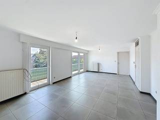 Zeer ruim DAKAPPARTEMENT (104 m²) met 3 slaapkamers en grote dakterras op wandelafstand van Grote Markt te ROESELARE Indeling: inkom, gastentoilet,...