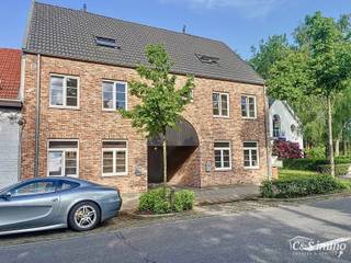 Deze stijlvolle woning uit 2011 bevindt zich op wandelafstand van zowel het ziekenhuis Klina als het centrum van Brasschaat.Bij binnenkomst treft u...
