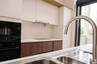 In de nieuwe residentie Melrose Place ontdek je dit prachtige en karaktervolle 1‑slaapkamer loft, gelegen in het hart van Ieper. Het project is een exclusieve renovatie binnen een reeks stijlvolle, historische gebouwen die volledig werden omgevormd tot een hedendaagse woonomgeving met klasse.De loft is toegankelijk via de Merghelynckstraat en strekt zich uit over het 2de en 3de verdiep. Binnenin vind je een ruime slaapkamer, een moderne badkamer met inloopdouche, een apart toilet, een praktische bergruimte en een lichtrijke leefruimte met open keuken en eetplaats.Via de badkamer is er ook toegang tot de zolderruimte. Daarnaast is er een gemeenschappelijke fietsenberging en afvalruimte. Een staanplaats huren kan voor €85/maand.Syndicale kost €90/maandWonen in een stijlvolle residentie op een toplocatie in Ieper? Plan vandaag nog jouw bezoek en laat je verrassen door de charme van Melrose Place.De beschikbaarheid is bespreekbaar.