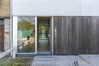 Deze gezellige en energiezuinige woning is gelegen in een rustige, doodlopende straat in Lebbeke en biedt een ideale combinatie van comfort, ruimte...