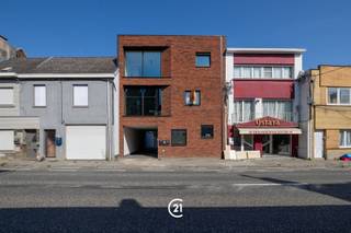 <p>Ontdek dit instapklare nieuwbouwappartement uit 2020, gelegen op de eerste verdieping. Dankzij de moderne afwerking, de lichtrijke leefruimte en het zonnige terras biedt dit appartement alle comfort voor wie op zoek is naar een eigentijdse woonst.</p><p>Troeven:</p><p>* Nieuwbouwappartement (2020) verkoop onder registratierechten 2% onder vw<br />* EPC-label B<br />* Ruime, lichtrijke leefruimte<br />* Open, volledig uitgeruste keuken met keukeneiland<br />* Terras met aangename avondzon<br />* 2 volwaardige slaapkamers<br />* Moderne badkamer met inloopdouche<br />* Apart toilet<br />* Praktische bergruimte met sanitaire aansluitingen voor toestellen<br />* 200m wandelen naar het station van Haaltert<br />* Gemeenschappelijke fietsenberging<br />* Private autostaanplaats achteraan het gebouw (verplicht aan te kopen voor € 15.000)</p><p>Neem vrijblijvend contact op voor een afspraak!</p>