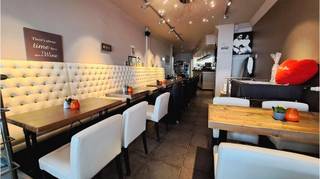 Instapklaar horecapand met TERRAS op een commerciele TOPLIGGING op de Zeedijk in Blankenberge en dit ter hoogte van de trap naar de Kerkstraat en...