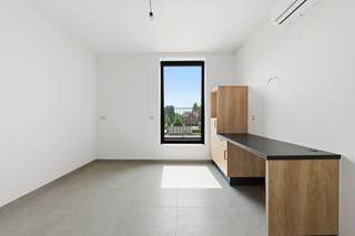 <p><span>NIEUWBOUW STUDENTENKAMERS VANAF 400 EURO IN GEEL </span></p><p><span> </span></p><p><span>Deze kleinschalige &amp; gloednieuwe studentenresidentie genaamd PAS is gelegen in Geel. De locatie is perfect om optimaal te genieten van het studentenleven. Wij bevinden ons op een kleine tien minuten fietsen van de Thomas More Hogeschool en de Universiteit KU LEUVEN Campus Geel. Daarnaast kunnen de studenten zich vlot verplaatsen naar verschillende supermarkten, drank- en eetgelegenheden, het stedelijk zwembad of de lokale fitness. Nog een troef aan de locatie is de goede bereikbaarheid voor de wekelijkse verplaatsing naar het thuisfront. Zo bevinden wij ons enerzijds op een vijftal minuutjes van het station van Geel en anderzijds op een boogscheut van de autosnelweg en verschillende verbindingswegen. </span></p><p><span> </span></p><p><span>Toegekomen aan residentie PAS ontdekken wij een knappe, moderne residentie verspreid over de gelijkvloerse, eerste en tweede verdieping. De residentie bestaat uit 19 kamers. Op de gelijkvloerse verdieping is er een volledig uitgeruste keuken, een zithoek + een gemeenschappelijke buitenruimte. </span></p><p><span> </span></p><p><span>Basic kot</span></p><p><span>- Huurprijs 400,00 euro </span></p><p><span>- De algemene onkosten bedragen 50,00 euro/maand incl. verwarming, water, elektriciteit &amp; internet</span></p><p><span>- Kamer met een oppervlakte van circa 12m² à 14m² + terras </span></p><p><span>- Gemeenschappelijk sanitair</span></p><p><span> </span></p><p><span>TROEVEN </span></p><p><span>- Nieuwbouw</span></p><p><span>- Kleinschalige &amp; energiezuinige residentie</span></p><p><span>- Aanwezigheid van een fietsenparking (incl. bovenvermelde huurprijs)</span></p><p><span>- Mogelijkheid tot het huren van een autostaanplaats aan 75,00 euro/maand</span></p><p><span> </span></p><p><span>Studierichting gekozen maar nog geen kot gevonden? Neem dan snel contact op met Pillar te bereiken op het nummer 033 695 695 of via info@pillar.estate. </span></p><p><span> </span></p><p><span>Deze gegevens zijn louter ter informatieve titel. De vermelde oppervlaktes zijn slechts een indicatie. Pillar kan niet verantwoordelijk gesteld worden voor de juistheid van de aan haar verstrekte gegevens. </span></p><p><span> </span></p><p><span> </span></p>