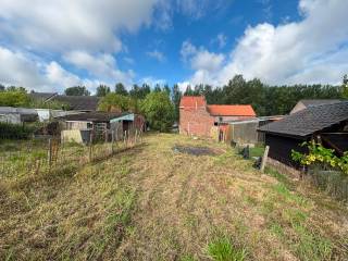 Deze halfopen bebouwing in Zoutleeuw biedt een buitengewone opportuniteit voor wie droomt van een woning met veel potentieel. Gelegen op een royaal perceel van 2025 m², vormt dit huis uit 1954 een perfecte canvas om volledig naar eigen smaak en wensen te renoveren en in te richten. Met een bewoonbare oppervlakte van 151,20 m² is er voldoende ruimte om een modern en persoonlijk leefcomfort te creëren. De praktische indeling, met drie slaapkamers en één badkamer, biedt een solide basis die eenvoudig aangepast kan worden aan uw woonstijl. De aanwezige garage en de ruime parkeerplaatsen voor zes voertuigen geven extra flexibiliteit en comfort, zowel voor gezinnen als voor bezoekers. De ruime tuin rond het huis nodigt uit om een prachtige buitenruimte aan te leggen, helemaal afgestemd op uw voorkeuren. Door de combinatie van de grote oppervlakte, de gunstige ligging en de vele mogelijkheden voor renovatie, is deze woning een ideale investering voor wie op zoek is naar een persoonlijk project met grote meerwaarde. Hier kunt u uw eigen woondroom realiseren, volledig volgens uw eigen visie en behoeften.
