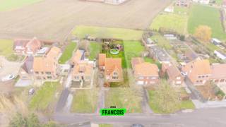 In een rustige doodlopende straat, maar toch op een uiterst centrale ligging in Leke, bevindt zich deze prachtige vrijstaande woning. Dankzij...