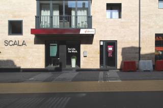 Fantastisch gelegen kantoorruimte van 145m² met een goede visibiliteit! Gelegen op de benedenverdieping in residentie 'Scala'. De ruimte biedt tal van mogelijkheden naar indeling en inrichting. Ruim kantoorgedeelte voorzien met afzonderlijke bureau, afgescheiden met glazen wand. Gemeenschappelijke keuken en toiletten aanwezig. Voorschot kosten: 300 euro, met een jaarlijkse verrekening met de werkelijke kosten. Energiezuinig pand, verwarming met warmtepomp en vloerverwarming. Airco aanwezig. Inclusief 1 ondergrondse autostaanplaats. Onmiddellijk beschikbaar. Er is tevens een gemeenschappelijke buitenruimte in de residentie voorzien. Meer info of wenst u een bezoek te plannen? Contacteer me via 0478 59 77 41 of michiel@altro-vastgoed.be