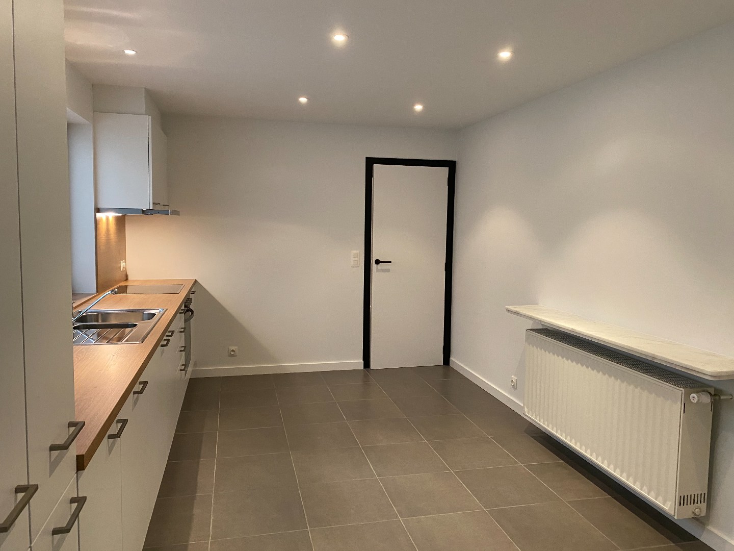 Verrassend ruime en gerenoveerde stadswoning met garage en uitweg! - foto 5