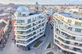 <p><span><span><strong>Geniet van 6% btw, ook interessant voor investeerders! Informeer naar de voorwaarden.</strong><br /><br />De Bonnefant, Wonen in het midden van de stad en toch omgeven door groen. Een iconisch gebouw op een centrale en culturele locatie waar er ruimte is voor luxe, een onvergetelijke woonervaring of zorgeloos wonen in een assistentiewoning. <br /><br />Tussen de gebouwen van De Bonnefant is een <strong>groene doorsteek</strong> gecreëerd die de Demerstraat rechtstreeks verbindt met het begijnhof. Gezellig vertoeven in één van de twee gemeenschappelijke binnentuinen of liever een barbecue met de buren? Bovendien hebben de terrassen geïntegreerde plantenbakken die zijn uitgerust met een automatisch beregeningssysteem. Een extra groene beleving is verzekerd.<br /><br />Het bestaande RTT-gebouw is volledig gerenoveerd met het behoud van de Hasseltse authenticiteit en verder uitgebreid met energiezuinige nieuwbouw. Parkeren in het centrum is geen evidentie maar toekomstige bewoners van De Bonnefant kunnen parkeren in de ruime ondergrondse parkeerplaats. Je kan ook je fiets kwijt in de fietsenstalling. </span></span><span><br /><strong><br />APPARTEMENT A2 AS 04</strong> - verdiep 2<br />- bewoonbare oppervlakte: 86,93 m²<br />- oppervlakte terras: 19,44 m²<br />- leefruimte met open keuken<br />- terras met zicht op de gezellige verkeersvrije Bonnefantensteeg<br />- ruime slaapkamer met ensuite</span><span>-badkamer<br />- berging<br />- ideale investeringsopbrengst<br /><br /></span></p>
<p>GENIET VAN <strong>6% btw</strong> (onder voorwaarden). <span>Vermelde prijs is exclusief ondergrondse parkeerplaats en exclusief registratie, btw en notariskosten. Alle appartementen werden intussen volledig afgewerkt en zijn <strong>onmiddellijk bewoonbaar. </strong>Wij ontzorgen je ook voor de <strong>verkoop</strong> van je <strong>huidige woning</strong>! Voor meer uitleg helpen we je graag verder.</span></p>