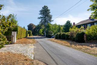 <p>Aan de Waversebaan in Oud-Heverlee vind je deze verzorgde gezinswoning, mooi ingeplant op een perceel van 321 m² in een groene, beboste omgeving. De woning uit 1935 onderging in 2013 een grondige renovatie, waarbij het pand volledig werd gestript en heropgebouwd tot een instapklare thuis. Wie hier binnenstapt, voelt meteen de balans tussen karakter en comfort, en de landelijke rust die toch dicht bij alles ligt. De woning telt twee verdiepingen en biedt een bewoonbare oppervlakte van 161 m². Gelijkvloers vormen de leefruimte en de keuken het kloppende hart van de woning, met een moderne uitrusting inclusief inductiekookplaat, dubbele oven, vaatwasser en dubbele spoelbak. Op de verdieping(en) tref je drie slaapkamers en een badkamer met bad, douche, dubbele wastafel en apart toilet. De zolder is volledig afgewerkt en goed geïsoleerd tot 2 kinderslaapkamers met extra bergruimte. Buiten geniet je van een zuidwest-georiënteerde tuin van 170 m² en een aangenaam terras van 22 m², ideaal om van de zon te profiteren tot in de late avond. Er is plaats voor drie wagens voor de woning en op de oprit. De woning is uitgerust met 17 zonnepanelen (450 Wp), een regenwaterput van 7.500 liter, wat wijst op een doordachte, duurzame afwerking. Dankzij hoogrendementsbeglazing (deels triple), dakisolatie en gevelisolatie combineert het pand karakter met energie-efficiëntie, bevestigd door een EPC-label B (192 kWh/m²). Elektriciteitskeuring Ja, conform. De ligging is een echte troef: scholen bevinden zich op amper 400 meter, openbaar vervoer en ook winkels, sportfaciliteiten, het station en de invalswegen naar Leuven en Brussel zijn vlot bereikbaar. Zo combineer je de rust van een groene, residentiële buurt met de bereikbaarheid van een centrale ligging. Wil je deze warme gezinswoning met karakter zelf komen ontdekken? Neem gerust contact op met ons kantoor en plan een bezoek in op de "Avant-Premiére" van 28 & 29 augustus via onze website, tot binnenkort.</p>