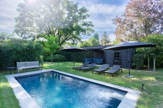 <p>Deze prachtige villa is gelegen op toplocatie! De villa is uiterst luxueus en heeft een ruime Z-tuin in een oase van groen en rust. De mooie inkomhal met smeedijzeren deuren geeft toegang naar de uiterst gezellige leefruimte met open-haard. Mooie eetkamer, leeshoek en volledig uitgeruste, uiterst luxueuze leefkeuken. Hieruit toegang naar het grote zonneterras waar het zalig vertoeven is. Dit terras is voorzien van lamellen waardoor het een overdekt terras kan zijn (schaduw mogelijk). Aanpalend de groene, volwassen tuin met verwarmd zwembad (aparte warmtepomp) en poolhouse. Uiterst veel privacy! In de living, eetkamer en keuken is er heerlijke lichtinval waardoor het uiterst gezellig vertoeven is. In de inkomhal is er een gastentoilet. Er is een afzonderlijk bureau. Er is een dubbele inpandige garage. Hier zijn ook technieken. Via de eiken trap kom je op de zeer gezellige overloop met mooi eiken visgraat parket. Hier geven 4 ruime slaapkamers op prachtig visgraat parket op uit. Er is een stijlvolle badkamer met grote inloopdouche, dubbele lavabo, veel kastruimte en toilet. Er is een 2de badkamer met douche, toilet, lavabo en handdoek-droger. Er is dus zeer veel comfort en luxe aanwezig. De villa straalt karakter uit en is gelegen in een rustige, groene omgeving die privacy en rust garandeert.</p>
<p>De villa beschikt niet alleen over een indrukwekkende woonruimte, maar ook over praktische voorzieningen zoals een bureau, twee garages en extra parkeerplaatsen. Bestrating, omheining, alarm, automatische poorten. Kortom, ideaal voor wie stijlvol wil wonen op toplocatie! Nieuwe ramen, nieuw dak, volledige renovatie 2025. EPC 245kWH/M2 certificaatnr. 20260706-0002624742-RES-2, ASBESTVEILIG, AREI CONFORM. Meer info: www.domus-immobilien.be of bel Irene 0475/653581.</p>