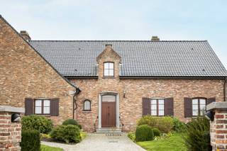 ‼️Ga rechtstreeks naar onze website www.vakmansvastgoed.be voor nog meer foto's en informatie.<br />Gelegen op amper 5 min rijden van Ronse in Dergneau, Rue de l'Eglise 20 juist aan de buitenrand met Ronse.<br /><br />Een woning zoals ze tegenwoordig niet meer bouwen: ruim, uiterst kwalitatief, stijlvol, verfijnd, met edele materialen, een dubbele garage, een groot zuidgericht perceel, een top locatie op den buiten maar toch zo dichtbij alle faciliteiten, scholen, autosnelwegen. Kortom een chique villa waar het goed vertoeven is en die alleen nog maar wacht op een groot gezin met veel vrienden en familie om te verwelkomen.<br />Een woning in perfecte staat van onderhoud die u alleen maar hoeft te waarderen en vervolgens naar eigen smaak in te richten.<br />Vlotte verbinding naar alle grote autosnelwegen richting Rijssel, Paris, Brussel, Luik, Brugge en Kortrijk.<br /><br />Indeling gelijkvloers : inkomhal met traphal, rechts grote leefruimte met eetplaats en salon, tweede leefruimte met een prachtige schouw, keuken met eethoek, achterkeuken met berging en wasplaats, dubbele garage. Links is er het eerste slaapgedeelte met 2 slaapkamers of een bureel, een badkamer en een apart toilet. Verder is er ook een goede authentieke kelder.<br /><br />Indeling eerste verdieping: 3 extra grote slaapkamers, een badkamer en een apart toilet. De ruime nachthal kan perfect dienen als bureel of als relax ruimte. Mooie extra troef is het potentieel op de geïsoleerde zolder.<br /><br />De buitenomgeving spreekt voor zich als u naar de foto's kijkt. De tuin werd over de jaren perfect onderhouden door een welgekende tuinman van de streek. Zeer praktisch tuinhuisje en groot terras aanpalend aan de keuken en de living. Aanpalend aan de achterkant een grote groene weide van 2500 m². Mogelijkheid om aanpalende bouwgrond te kopen op het perceel van 3000 m² (te zien op de laatste foto)<br /><br />Kom zeker een bezoek brengen aan dit exclusief pand. Wij helpen u graag verder. Neem contact op met Fabienne 0475/34.00.40<br /><br /><br /> 