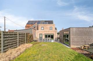 <p><span>Deze instapklare woning, gelegen langs de Markegemsesteenweg 164A te Dentergem, is een uitstekend onderhouden en volledig afgewerkte gezinswoning met een bewoonbare oppervlakte van </span><span>216 m²</span><span>. Dankzij de recente bouw (2012), de energiezuinige voorzieningen en de praktische indeling, is deze woning helemaal instapklaar.</span></p><p><span>De woning werd opgetrokken in houtskeletbouw en werd de voorbije jaren verder geoptimaliseerd met verschillende recente toevoegingen zoals een carport, tuinberging, lounge, laadpaal, zonnepanelen en een zonneboiler. In 2022 werd bovendien de garage omgevormd tot een praktische bureauruimte.</span></p><p><span> </span></p><p><span>Troeven:</span><span><br />• Instapklaar en perfect onderhouden <br />• Recente woning (2012) <br />• Bewoonbare oppervlakte van 216 m²<br />• Bureau op het gelijkvloers – ideaal voor thuiswerk<br />• 4 volwaardige slaapkamers dankzij afgewerkte zolderverdieping<br />• Energiezuinig met EPC label A<br />• 11 zonnepanelen en zonneboiler<br />• Regenwaterput van 7.000 liter<br />• Laadpaal aanwezig<br />• Carport, tuinberging en lounge geplaatst in 2021/2022</span></p><p><span> </span></p><p><span>Kortom, een ideale gezinswoning op een goede ligging in Dentergem.</span></p><p><span> </span></p><p><span>Info</span><span><br />• EPC: label A – 100 kWh/m² jaar<br />• Watertoets: perceelscore A – gebouwscore A<br />• Stedenbouwkundige info: in aanvraag<br />• De vermelde bewoonbare oppervlakte betreft de bruto oppervlakte zoals vermeld in het EPC-attest.</span></p><p><span> </span></p><p><span>Wens je extra informatie en/of plan je graag een bezoek?</span><span><br /></span><span>Contacteer Valentine De Jaeger via 0475 85 14 91 of valentine@heritagevastgoed.be</span></p><p><span> </span></p>