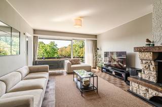 <p>Lichtrijk appartement in een rustige en residentiële buurt van Wilrijk.<br /><br />Dit appartement met uitzicht op groen combineert een aangename woonomgeving met een vlotte bereikbaarheid naar winkels, scholen, openbaar vervoer, parken en belangrijke invalswegen. De lichtrijke leefruimtes en authentieke elementen zorgen voor een warme en karaktervolle sfeer, terwijl het hedendaags wooncomfort centraal staat. Dankzij de eigen autostaanplaats en praktische kelderberging geniet je bovendien van extra comfort en opbergruimte.<br /><br />Belangrijkste ruimtes:<br />• Ruime living met veel lichtinval en gezellige inbouwcassette<br />• Functionele keuken uitgerust met keramische kookplaat, oven, vaatwasser, dubbele spoelbak en koelkast met vriesvak<br />• Twee aangename slaapkamers<br />• Badkamer met inloopdouche, dubbel lavabomeubel, toilet en aansluitingen voor wasmachine en droogkast<br />• Apart gastentoilet met handenwasser<br />• Zonnig terras om buiten te genieten<br />• Praktische inkomhal<br />• Eigen autostaanplaats en kelderberging<br /><br />Troeven:<br />• Rustige residentiële ligging nabij scholen, openbaar vervoer, park en invalswegen<br />• Praktische indeling<br />• Inclusief autostaanplaats en praktische kelderberging<br /><br />Neem vandaag nog contact op voor een bezoek. JOUW DROOMAPPARTEMENT. ZO GEVONDEN!</p>