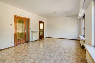 Dit gunstig gelegen appartement bevindt zich op de 1e verdieping van een kleinschalig gebouw zonder lift. Via een ruime gemeenschappelijke overloop bereikt u het appartement dat als volgt is ingedeeld: inkomhal met vestiaire, woon- en eetkamer 32m² met toegang tot een gesloten keuken 9m² met ontbijthoek en toestellen. De hal geeft uit op een badkamer met douche en wandmeubel met lavabo, een aparte berging met aansluiting voor wasmachine, een gastentoilet en 2 slaapkamers (13m² en 16m²), waarvan één toegang biedt tot het zuidoost gericht terras. Achteraan het terrein is er een garagebox, voorzien van een lichtpunt en elektriciteit. Dankzij de ligging nabij scholen, parken, openbaar vervoer en de dorpskern van Kapellen, is het hier aangenaam vertoeven en rustig wonen.