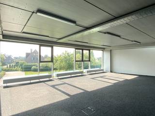 Bent u op zoek naar een ruime, instapklare kantoorlocatie met een uitstekende bereikbaarheid en tal van indelingsmogelijkheden? Dan is deze verzorgde kantoorruimte van 540 m² precies wat u zoekt.<br /><br />De verdieping beschikt over een functionele indeling met meerdere kantoorruimtes en vergaderzalen en is dankzij de aparte toegang met trappen volledig zelfstandig te gebruiken. Dit maakt de ruimte ideaal voor zowel groeiende ondernemingen als gevestigde bedrijven.<br /><br />De bovenverdieping is voorzien van een eigen keukenblok, airconditioning en een afzonderlijke cv-ketel op aardgas. De sanitaire voorzieningen worden gedeeld met Attentia. De elektriciteit wordt gemeten via een deelteller, waarbij de verhuurder om de vier maanden een afrekening opmaakt.<br /><br />De kantoorruimte geniet van een uitstekende ligging vlak bij de ring van Roeselare, met een snelle verbinding naar de E403 en het stadscentrum. Er zijn privatieve parkeerplaatsen beschikbaar en de parking is bereikbaar via zowel de voor- als de achterzijde van het gebouw.<br /><br />Daarnaast kunnen huurders genieten van de gemeenschappelijke tuin, een aangename plek om tijdens de werkdag even tot rust te komen.<br /><br />Interesse? Neem vandaag nog contact op voor meer informatie of een bezichtiging.<br /><br />PLUSPUNTEN:<br />* RUIM<br />* LIGGING<br />* 4 PARKEERPLAATSEN<br />* GEMEENSCHAPPELIJKE TUIN<br />* POP-UP MOGELIJK