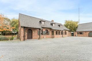Charmant landhuis met 2 magazijnen en 3 garages, rustig gelegen op een terrein van 5.388 m², genietend van vergezichten op de velden te...