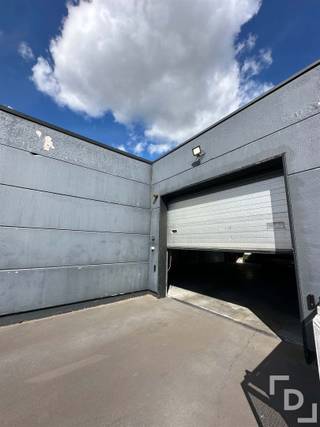 Op de Diksmuidseweg vinden we deze opslagloods/ atelier terug met een totale oppervlakte van 100 vierkante meter.De loods beschikt over een automatische poort, verlichting, elektriciteit en een waterkraantje.De ruimte is per direct vrij.