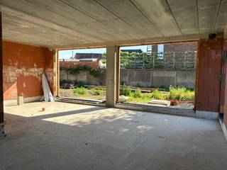 Deze woningen kunnen aangekocht worden aan 6% BTW als enige eigen woning of voor 15 jaar verhuur.<br /><br />Binnenkort uw nieuwe energiezuinige thuis in een rustige straat in Maldegem maken? Mis deze kans niet! OPLEVERING EIND 2026/BEGIN 2027!<br />Van deze 3 nieuwbouwwoningen wordt binnenkort gestart met de binnenafwerking. Hierbij kiest u volledig zelf nog de keuken, badkamer, vloeren, binnendeuren, …<br /><br />De woningen zijn bijzonder degelik opgebouwd met betonnen tussenverdieping én 2 betonnen trappen. Ze scoren zeer goed qua energiezuinigheid dankzij de WARMTEPOMPEN met vloerverwarming, ZONNEPANELEN, superisolerende beglazing, vloer- muur- en dakisolatie, ventilatie type D,… Daarnaast zijn 2 regenwaterputten van elk 7500L voorzien.<br /><br />De woningen zijn gelegen vlakbij centrum Maldegem. Daarnaast is er een vlotte verbinding met Antwerpen via de N49 en met het binnenland via de E40 te Aalter.<br /><br />Contacteer Bonne Vastgoed 7 op 7 voor meer info via 0468/104040 of info@bonnevastgoed.be