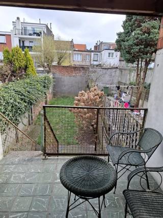 Deze te renoveren woning in de Confortalei geniet van een uitstekende ligging. Het bevindt zich op een wandelafstand van het park Rivierenhof en voorzieningen zoals scholen en winkels. Met tram- en bushaltes op een steenworp afstand, bevindt u zich binnen een mum van tijd in het bruisende stadscentrum van Antwerpen. Bovendien zijn belangrijke invalswegen vlot bereikbaar. <br /><br />Bij het betreden van de woning komen we via de inkomhal in de inpandige garage. Op de eerste verdieping bevindt zich de leefruimte, de keuken, een apart toilet en een overdekt terras met toegang tot de tuin. De tweede verdieping omvat een slaapkamer, badkamer, wasruimte en een apart toilet. Op de derde verdieping bevinden zich twee slaapkamers. Tot slot beschikt de woning over een ruime kelder met toegang tot de tuin.<br /><br />Troeven<br /><br />* Centrale ligging - uitstekende mobiscore 9,1/10<br /><br />* Garage, tuin en ruime kelder aanwezig<br /><br />* Drie volwaardige slaapkamers<br /><br /><br />Heeft u interesse in deze woning met veel potentieel en wenst u een bezoek ter plaatse in te plannen? Aarzel niet ons te contacteren, wij zijn telefonisch bereikbaar van vrijdag tot en met maandag gedurende de dag, woensdag vanaf 14u en dinsdag- en donderdagen vanaf 19u op het GSM nummer: 0485 08 49 02 of via het mailadres erel.vanhoey@telenet.be.<br /> <br /><br />GEEN IMMO/MAKELAAR AUB