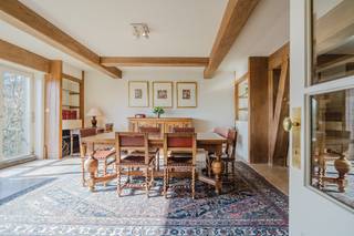 Dit karaktervolle penthouse, gelegen op een toplocatie, combineert authentieke elementen met veel ruimte en biedt een uitzonderlijk zicht op zowel...