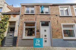 Deze charmante stadswoning is ideaal gelegen in het rustige gezellekwartier van de Brugse binnenstad, vlakbij Sint-Annakerk. Ze combineert comfort met een uiterst centrale ligging. Dankzij grote raampartijen en lichtkoepels geniet de woning van een aangename lichtinval de ganse dag door. In de inkomhal is een kelderfietsberging (spinde) en een gastentoilet. De aangename leefruimte, met grote keuken biedt uitzicht op het gezellige tuintje en geeft via een trapje toegang tot de 'voute'. Op de eerste verdieping is er een ruime slaapkamer en een 'slaapnis'. De 2e kleine slaapkamer bevindt zich tussen de slaapkamer en de slaapnis. De badkamer bevindt zich op de gelijkvloerse verdieping. Het aangename, zonnige stadstuintje is voorzien van een tuinhuis/berging. Er is een garagepark in de onmiddellijke omgeving waar regelmatig garages te huur zijn. Kortom een de geschikte woning voor wie rustig wil wonen met alle stadsvoorzieningen binnen handbereik. <br />Er wordt een bezoekmoment georganiseerd op zaterdag 18/04/2026. De woning is beschikbaar vanaf 15/05/2026.<br />Bezoek inplannen kan via e-mail mits het voorleggen van bewijs van inkomsten (laatste 3 maanden).<br />Contacteer DRL VASTGOED, info@drlvastgoed.be, 050 65 95 95