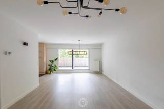 Dit <strong>ruime en lichtrijke appartement</strong> is gunstig gelegen en bevindt zich op de eerste verdieping van een verzorgd gebouw met lift. <br /><br />Bij het betreden van het appartement komt u terecht in een ruime en lichtrijke woonkamer, die dankzij de <strong>grote raampartijen </strong>geniet van een aangenaam zicht op het terras. De keuken is praktisch ingericht en voorzien van een kookvuur, koelkast, oven en microgolfoven. Een absolute troef van dit appartement is het <strong>royale terras, waarvan een gedeelte overdekt </strong>is.<br /><br />Het appartement beschikt over <strong>twee slaapkamers</strong>, waarvan één slaapkamer uitgerust is met een<strong> praktische dressing</strong>. De ruime badkamer beschikt over een douche, ligbad en dubbele lavabo. Verder is er nog berging aanwezig en een <strong>overdekte autostaanplaats.</strong> <br /><br />Het appartement beschikt bovendien over een <strong>gunstig EPC (label A)</strong> en is volledig voorzien van <strong>rolluiken. </strong><br /><strong>Huurprijs € 850/maand (inclusief autostaanplaats) + € 75 /maand vaste kosten. </strong><br /><em>Individuele tellers voor water, gas en elektriciteit.</em><br /><br />Het appartement is <strong>onmiddellijk beschikbaar </strong>en volledig instapklaar.<br /><br />Interesse in dit appartement? <strong>Een bezoek kan uitsluitend worden aangevraagd via e-mail of telefonisch: cvg@claves.be - 03/502.98.74</strong>