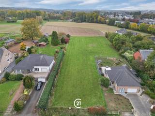 <h3><span>Bouwgrond met weiland en prachtig vergezicht nabij centrum Brakel</span></h3><p><span>Op zoek naar een unieke opportuniteit met zowel professionele als privé-mogelijkheden?<br />Ontdek dit uitzonderlijk goed gelegen perceel </span><span>nabij het centrum van Brakel</span><span>, met een </span><span>weids landelijk uitzicht</span><span> over de omliggende velden.</span></p><p><span>Het perceel omvat een </span><span>ruim bouwlot met aangrenzend weiland</span><span>, ideaal voor wie wonen en werken wil combineren in een groene en tegelijk goed bereikbare omgeving.</span></p><p><span>Een zeldzame kans voor wie ruimte, zicht en ligging wil verenigen in één geheel. Uniek lot voor residentiële villabouw.</span></p><p><span>Contacteer ons voor meer informatie! </span></p>