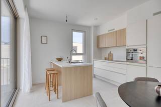 'Nexuss' is een duurzaam nieuwbouwproject in Schelle, met 64 wooneenheden en een commerciële ruimte. Met appartementen, duplexen en stapelwoningen van één tot vier slaapkamers heeft u een ruime keuze. Het groene en moderne project is zeer centraal gelegen, met alle noodzakelijke voorzieningen in de buurt en op korte afstand tot grootsteden als Antwerpen, Mechelen en Sint-Niklaas.<br /><br />De voornaamste troeven van het project ‘Nexuss’ zijn:<br /><br />- BEN-normen: E-peil 20<br />- Zonnepanelen, individueel per appartement<br />- Vloerverwarming, door warmtepomp, en elektrische handdoekradiator<br />- Ventilatiesysteem type D<br />- Prachtige terrassen<br />- Ondergrondse parkeerplaats en berging<br />- Moderne en groene architectuur<br />- Toekomstgericht door duurzame en energiezuinige materialen<br /><br />Dit appartement, met 2 slaapkamers, van ca. 93m² is gelegen aan de Provinciale Steenweg 423 te Schelle.<br /><br />Indeling appartement:<br />- Inkomhal<br />- Berging<br />- Toilet<br />- Badkamer<br />- Leefruimte met keuken<br />- 2 slaapkamers<br />- Terras<br /><br />De werken zijn inmiddels al begonnen en de oplevering wordt najaar 2025 voorzien.<br /><br />Wenst u meer te weten over dit geweldige project? Aarzel niet om ons te contacteren!
