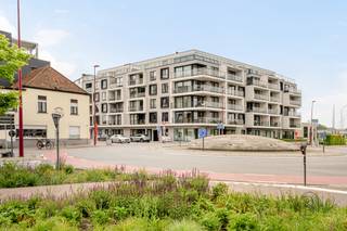 Recent, move-in ready penthouse in a central location, featuring two exceptionally spacious terraces (front and rear).Layout: consisting of an...