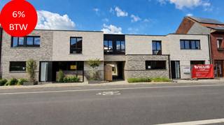 🏡<strong> Energiezuinige nieuwbouwwoningen met 6% BTW mogelijk</strong><br /><br />In het charmante Sint-Eloois-Winkel, deelgemeente van Ledegem, realiseren we deze vier kwalitatieve nieuwbouwwoningen. <br />De ligging combineert een rustige woonomgeving met een uitstekende bereikbaarheid naar Kortrijk en de A17.<br /><br />Deze woningen worden gebouwd volgens hedendaagse normen, met bijzondere aandacht voor energiezuinigheid, comfort en duurzaamheid.<br /><br />⚡ Technische &amp; energetische troeven<br />Nieuwbouw volgens de laatste EPB-normen<br />Zeer energiezuinig karakter met gunstig E-peil (laag EPC)<br />Hoogwaardige isolatie (dak, muren en vloeren)<br />Moderne technieken en installaties<br />Mogelijkheid tot installatie van een warmtepomp<br />Duurzame investering met lage energiekosten op lange termijn<br />👉 <strong>Bovendien kan u, genieten van het verlaagde BTW-tarief van 6% (zowel interessant voor eigen bewoning als voor investeerders).</strong><br /><br />✨ Indeling van de woning<br />Bij het binnenkomen wordt u verwelkomd in een ruime inkomhal met gastentoilet en vestiaire. <br />De lichtrijke leefruimte is opgedeeld in een zitruimte, eetplaats en open keuken. Aansluitend bevindt zich een praktische technische berging.<br />Op de eerste verdieping:<br />* drie volwaardige slaapkamers<br />* tweede berging<br />* apart toilet<br />* badkamer met ligbad én inloopdouche<br /><br />Elke woning beschikt over een privatieve tuin met terras, ideaal om in alle rust te genieten.<br /><br />🔧 Extra mogelijkheden<br />* Garagebox achteraan optioneel aan te kopen<br />* Exterieur nog af te werken door de koper → volledige vrijheid in afwerking en uitstraling<br />* Ideaal als energiezuinige gezinswoning of zorgeloze investering<br /><br />📞 Interesse?<br />Voor meer informatie of een bezoek:<br />📱 Simon – 0498.123.708<br />📧 simon@vicusvastgoed.be