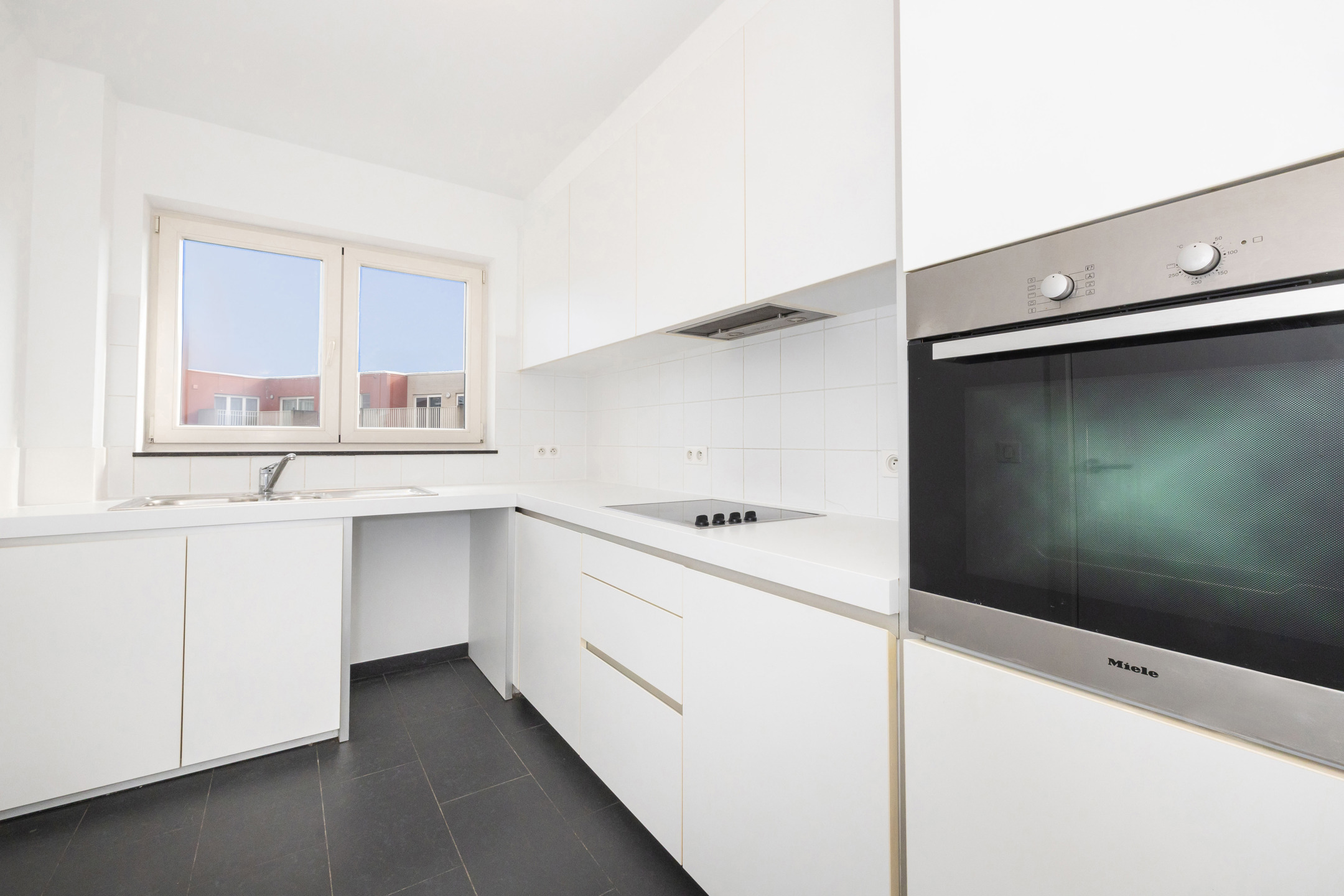 Mooi recent appartement met 2 slaapkamers en parking - foto 2