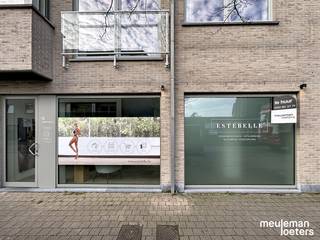 Gelegen in het hart van het commerciële centrum van Oostkamp, geniet dit handelspand van een topligging met een uitstekende bereikbaarheid.<br /><br />De winkel- of praktijkruimte bestaande uit:<br />Commerciële ruimte (ca. 80 m²) in L-vorm met etalage van ca. 9 m, keukenblok, sanitaire blok, twee bovengrondse autostaanplaatsen (n° 8 en 9) en een kelderberging (n° 3).<br /><br />De onroerende voorheffing is ten laste van de huurder.