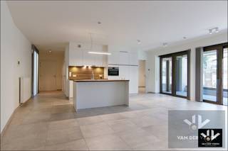 <u><strong>Moderne serviceflat met 2 slaapkamers, 2 badkamers en een ruim terras pal in het centrum van Hasselt </strong></u><br /><br /><strong><u>TROEVEN:</u></strong><br />- 2 slaapkamers <br />- 2 badkamers <br />- Toplocatie in het bruisende stadscentrum van Hasselt<br />- Riant terras <br />- Voorzien van alle modern comfort<br />- Ruime woonkamer met open keuken en veel lichtinval <br />- Kelderberging inbegrepen in de vraagprijs <br />- Prachtig aangelegde binnentuin <br />- Kinesist, schoonheidsspecialist, horeca, ... in de eigen residentie <br />- Mogelijke maandelijkse huurinkomsten +/- € 1.346,00 per maand<br /><br /><strong><span>Locatie</span></strong><span> - Uniek woonzorgcentrum met assistentiewoningen in het hart van de stad. Mede door zijn unieke locatie en moderne architectuur onderscheidt dit project zich van zovele anderen. Onder het goedkeurend oog van de zusters Ursulinen werd het voormalig Vrij Technisch Instituut verhuisd naar een meer toegankelijke locatie en werd de site aan het Groenplein omgevormd tot ruim 100 serviceflats, een ondergrondse parking, een binnentuin en een gezellig plein in de schaduw van het oude stadhuis van de hoofdstad van de smaak.</span><br /><br /><strong><span>Assistentiewoning</span></strong><span> - Deze assistentiewoning is gelegen op de gelijkvloerse verdieping en is bereikbaar via de riante en rustgevende binnentuin van het complex.</span><br /><span>Het appartement omvat een inkomhal, een zeer ruime woonkamer met open keuken, een mooi terras, twee slaapkamers met elk een eigen badkamer, het gastentoilet en een berging met voorzieningen voor wasmachine en droogkast. Handige inbouwkasten werden voorzien in de slaapkamers en de praktische berging. </span><span>Vanuit beide slaapkamers en de leefruimte kom je op het ruim en volledig overdekt terras, dat zich bevindt langs de Schrijnwerkersstraat.<br />Tenslotte is er nog een extra kelderberging in de ondergrondse verdieping, zodat je zeker over voldoende opbergruimte beschikt.</span><br /><br /><strong><span>Voordelen - </span></strong><span>Extra voordelen van wonen in deze beschermde omgeving is uiteraard de mogelijkheid om een beroep te doen op diverse diensten op maat van elk individu. Thuishulp, verpleging, een kapper, pedicure en kinesist staan te uwer beschikking. In geval van nood staat er 24/7 iemand paraat voor snelle interventies.</span><br /><br /><span>Kortom, een zeer ruim assistentie-appartement met een hoogwaardige afwerking en een toffe interactie tussen het binnen- en buitenleven. Een mooie opportuniteit op een toffe eigendom met uitstraling en klasse om optimaal te kunnen genieten van alles wat deze mooie stad te bieden heeft.</span><br />