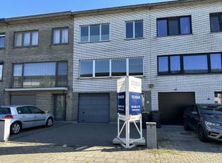 <p>Ben je op zoek naar een woning die je volledig naar eigen smaak en wensen kan renoveren? Dan is deze bel-etagewoning aan de Canadalaan 40 in Stabroek zeker het bekijken waard.</p>
<p>De woning dateert van 1976 en beschikt over een praktische indeling met een inpandige garage, wasplaats, tuin, een ruime leefverdieping en 3 slaapkamers. Een bijzonder pluspunt is het aangename open uitzicht aan de achterzijde, waar je uitkijkt over een weide/speelruimte. Ook sport- en recreatiemogelijkheden bevinden zich in de nabije omgeving.</p>
<p>Indeling: Via de inkom kom je op het gelijkvloers, waar zich een inpandige garage bevindt. Aansluitend is er een wasplaats/berging met toegang tot de tuin. De tuin biedt bovendien een mooi zicht op de achterliggende open ruimte, wat voor extra licht en een aangenaam gevoel van ruimte zorgt. De eerste verdieping omvat een ruime leefruimte met aansluitende keuken. Daarnaast is er een praktische berging. Op de tweede verdieping bevinden zich drie slaapkamers en de badkamer.</p>
<p>De woning is te renoveren en biedt hierdoor de mogelijkheid om ze volledig aan te passen aan de eigen smaak en het hedendaagse wooncomfort. Dankzij het EPC-label B en de vernieuwde verwarmingsinstallatie is er alvast een goede technische basis.</p>
<p>De Canadalaan bevindt zich in een rustige woonomgeving in Hoevenen, deelgemeente van Stabroek. In de omgeving zijn scholen, winkels, openbaar vervoer en verschillende recreatiemogelijkheden aanwezig. Ook de centra van Stabroek en Kapellen zijn vlot bereikbaar.</p>
<p>Voor sport- en vrijetijdsliefhebbers is er heel wat aanbod in de gemeente. Het Sportcentrum van Stabroek beschikt onder andere over tennis, padel, atletiek, voetbal en petanque. Daarnaast zijn er verschillende sportvelden en speelterreinen in de gemeente.</p>
<p>Ook het openbaar vervoer is goed uitgebouwd, met verschillende busverbindingen richting onder meer Antwerpen, Kapellen, Brasschaat, Schoten en Putte.</p>
<p>Deze woning is ideaal voor wie op zoek is naar een ruime gezinswoning met 3 slaapkamers, garage en tuin, en tegelijk graag de handen uit de mouwen steekt om de woning naar eigen smaak te moderniseren.</p>
<p></p>