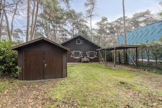 Indeling als volgt:- Inkom op tegelvloer.- Leefruimte opgedeeld in eet- en zithoek. Voordien kende deze leefruimte een andere indeling: de zithoek diende als slaapkamer, doch door het weghalen van de muur hier is er nu een grotere &amp; lichtere woonkamer.- Keuken voorzien van een gaskookvuur met dampkap, dubbele spoelbak, oven, losse koelkast &amp; microgolf.- Badkamer met douche, lavabo en toilet.- Via de wasplaats met achterinkom geeft toegang tot de bovenverdieping.De bovenverdieping is volledig in gebruik als zijnde één slaapkamer. Bijzonderheden:- Perceel 552m², bebouwde oppervlakte 65m², bruikbaar vloeroppervlak volgens EPC: 97m².- BJ: 1988- EPC: D-label, elektriciteit conform gekeurd, asbestattest in aanvraag.- Verwarming op propaangas, pelletkachel ter overname.- Permanent wonen toegelaten onder voorwaarden. Tuinberging &amp; carport niet vergund. Interesse om in het groen te wonen? Vraag je bezoek via veerle.pierar@dewaele.com of 03/369.42.50.(ver-)Kopen of (ver-)huren in de Noorderkempen?Met vragen kan u altijd bij ons terecht! Dewaele Vastgoed