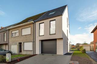 <strong>Hoogwaardig afgewerkte nieuwbouwwoning met 3 slaapkamers op een perceel van 528m², met ruime tuin in het centrum van Mol - Achterbos. E-peil 18 volgens voorstudie. Verkoop onder btw- stelsel aan 21% <br /><br />Ligging:</strong> Kortbij het centrum van Mol, in Achterbos. <br /><br /><strong>Indeling:</strong> <strong>0:</strong> inkomhal, gastentoilet, woonkamer, keuken, wasplaats, garage. <strong>+1:</strong> overloop, 2 slaapkamers, badkamer. <strong>+2:</strong> master bedroom, berging met mogelijk 2de bdk. <br /><br /><strong>Omschrijving:</strong> Deze woning wordt voor verkoop nog volledig verder afgewerkt!<br />U betreedt de woning aan de zijkant van het huis. De inkomhal, met directe toegang tot het gastentoilet, leidt u verder naar de lichtrijke leefruimte. Deze leefruimte is voorzien van grote zwarte PVC ramen en biedt een aangenaam zicht op de zuidgerichte tuin. De open keuken met eiland vormt een mooi geheel met de leefruimte en is praktisch ingericht, alsook is er ledverlichting onder de kasten voorzien. De keuken is uitgerust met kwalitatieve toestellen, waaronder een vrijstaande koelkast van Smeg, combi-oven, kookplaat etc. . De verlichting in de keuken en leefruimte is reeds aanwezig en blijft behouden. <br /><br />Wanneer we doorlopen naar de voorkant van de woning, komen we langs de wasplaats en zo verder in de grote inpandige garage. Deze ruime garage is voorzien van een sectionaalpoort, uitgietbak, een deur naar buiten toe en er is ook een laadkabel voorzien voor een laadpaal. De gehele benedenverdieping (incl. garage), de hal boven én de badkamer genieten van vloerverwarming. <br />
<p>Als we teruglopen naar de trap, bereikt u de 1e verdieping, waar zich een eerste zeer ruime slaapkamer bevindt.<br />Volgens het oorspronkelijke plan werd deze ruimte voorzien voor 2 slaapkamers, de scheidingswand werd nog niet geplaatst. Ramen en stopcontacten zijn reeds aanwezig, waardoor het eenvoudig mogelijk is om hier 2 kamers te creëren. Verder is de badkamer ingericht met een inloopdouche, een toilet en een wastafel. Door het raam wordt deze prachtige ruimte voorzien van natuurlijk daglicht.</p>
<p>Op de 2de verdieping, bevindt zich een prachtige master bedroom, die is uitgewerkt tot in de nok en zo een extra ruimtelijk gevoel creëert. De zolderruimte werd praktisch ingedeeld, waarbij alle technieken netjes werden geïntegreerd. Tevens zijn alle leidingen en afvoer voorzien voor de inrichting van een eventuele tweede badkamer. <br /><br />Tot slot beschikt de woning over een ruime, volledig omheinde en zuid-georiënteerde tuin. Met een grondoppervlakte van 528m² vormt de buitenruimte een mooie extra troef. <br /><br />Op technisch en energetisch vlak is de woning uitgerust met onder meer vloerverwarmig, een warmtepomp, een regenwaterpomp met regenput (5000 L), ventilatiesysteem D en zonnepanelen. Energiezuinig en comfortabel wonen is verzekerd deze prachtige woning!</p>
<p><strong>Deze woning biedt met haar praktische indeling en uiterst hoogwaardige afwerking een buitenkans!<br /><br /></strong><strong>Bijzondere informatieplicht</strong>: omgevingsvergunning stedenbouwkundige handelingen uitgereikt, woongebied, geen rechterlijke herstelmaatregel of bestuurlijke maatregel opgelegd, geen voorkooprecht ruimtelijke ordening, omgevingsvergunning voor verkavelen van gronden.</p>