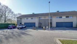 We vinden deze toffe gezinswoning met 3 slaapkamers terug in een doodlopende straat, die grenst aan mooie groen omgeving. Wonen in een groene...