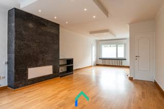 LiggingDeze charmante gezinswoning bevindt zich in een aangename woonomgeving in Landegem. De ligging combineert een residentieel karakter met een...