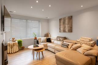 - Maison économe en énergie<br />- Emplacement idéal dans le centre d'Emelgem: Wezestraat 14<br />- Salon spacieux et lumineux<br />- Cuisine équipée<br />- Salle de bain/buanderie avec toilettes au rez-de-chaussée<br />- Jardin avec terrasse et remise de jardin<br />- 1 chambre et dressing au premier étage<br />- 2 chambres et salle de bain avec toilettes au 2ème étage<br />- Excellent PEB: label B (UC: 3864020)<br />- Prix indicatif: 199.000 €